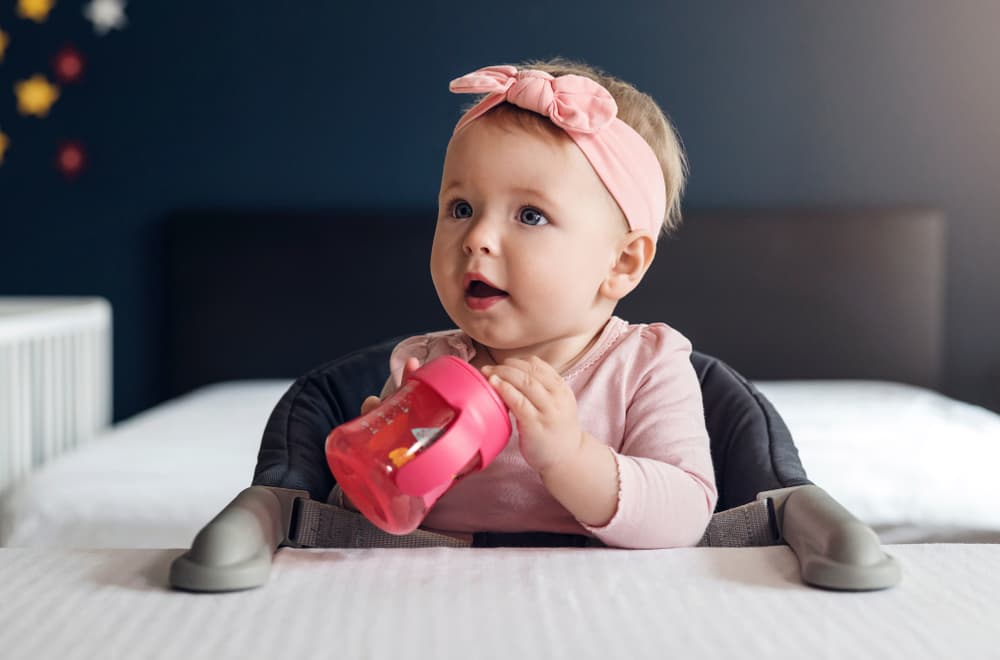 Los bebés menores de 6 meses no deben tomar nada de agua: expertos explican por qué