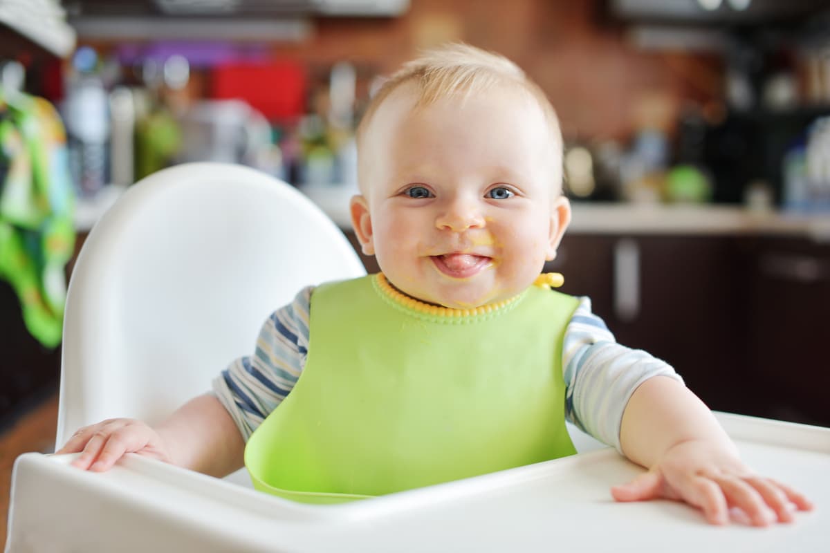 8 motivos por los que un bebé saca mucho la lengua (algunos pueden indicar un problema de salud)