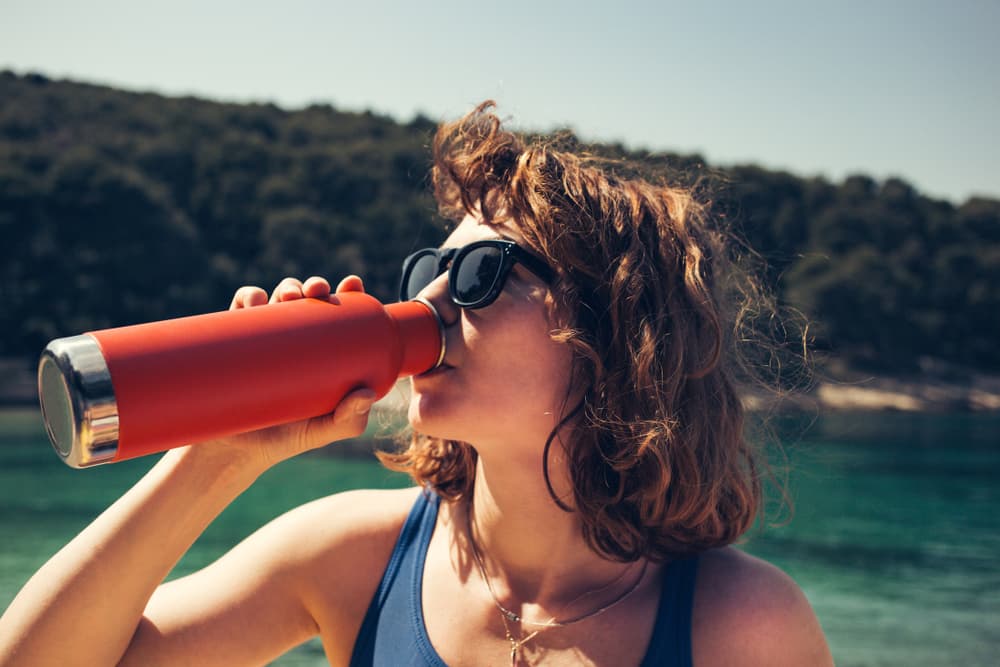 Baja de peso bebiendo agua: podrías quemar 30 % más calorías en reposo