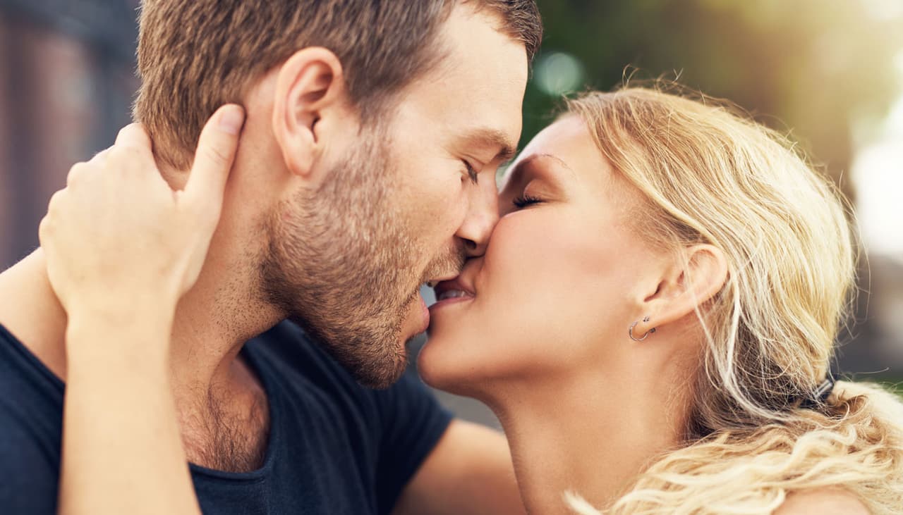 ¿Qué significa que tu pareja te muerda los labios cuando te besa?