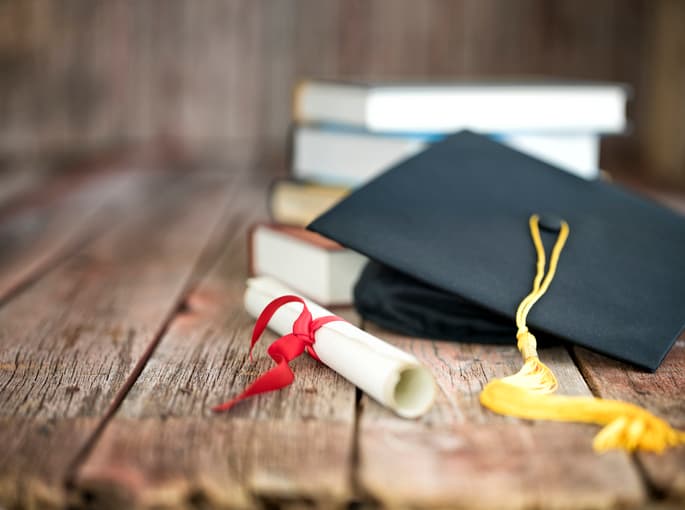 Un abuelito de 84 años se graduó como ingeniero: gracias a sus compañeros ya no está solo