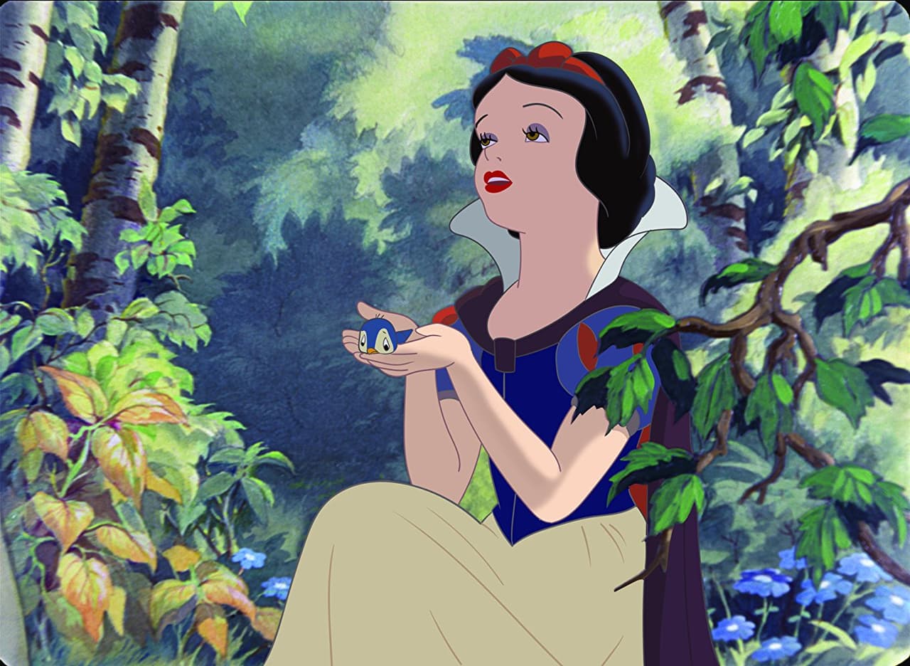 Al anunciarse parte del cast, Internet se dividió en comentarios racistas por la tez de la actriz Rachel Zegler, que interpretará a Blancanieves. Y, pese a que se enfrentó a varias críticas, otros la defendieron a 'capa y espada' comentando que Disney está dando oportunidades a nuevos actores de diversas raíces.