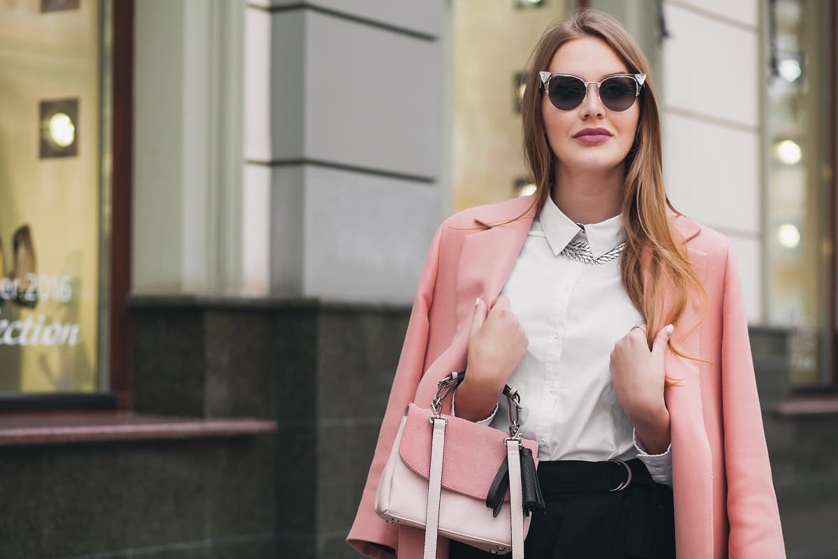 Cómo incorporar el rosa millennial a tu guardaropa y lucir fabulosa en el proceso