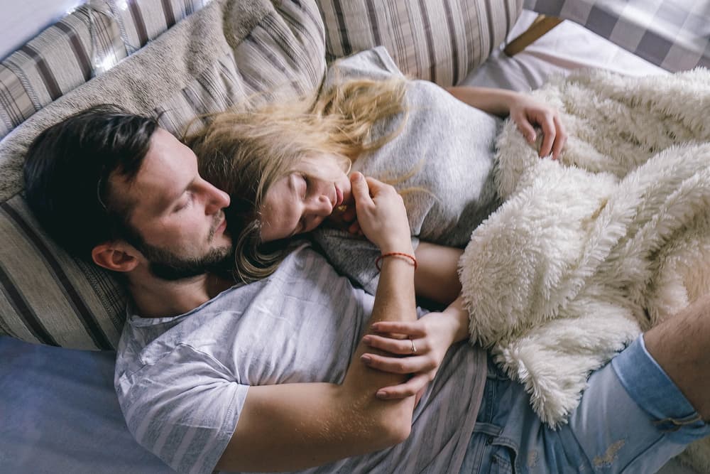 Las parejas que dividen las tareas de la casa tienen más placer en el sexo y son más felices