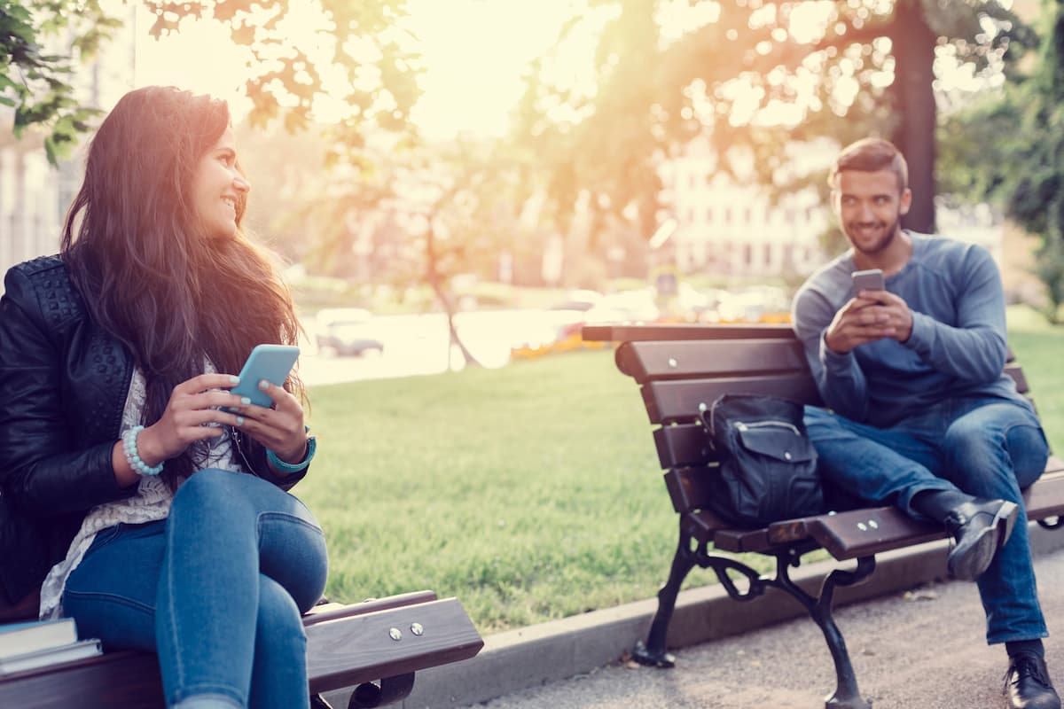 Amabilidad o coqueteo: Psicólogos explican cómo saber si alguien te está 'haciendo ojitos'