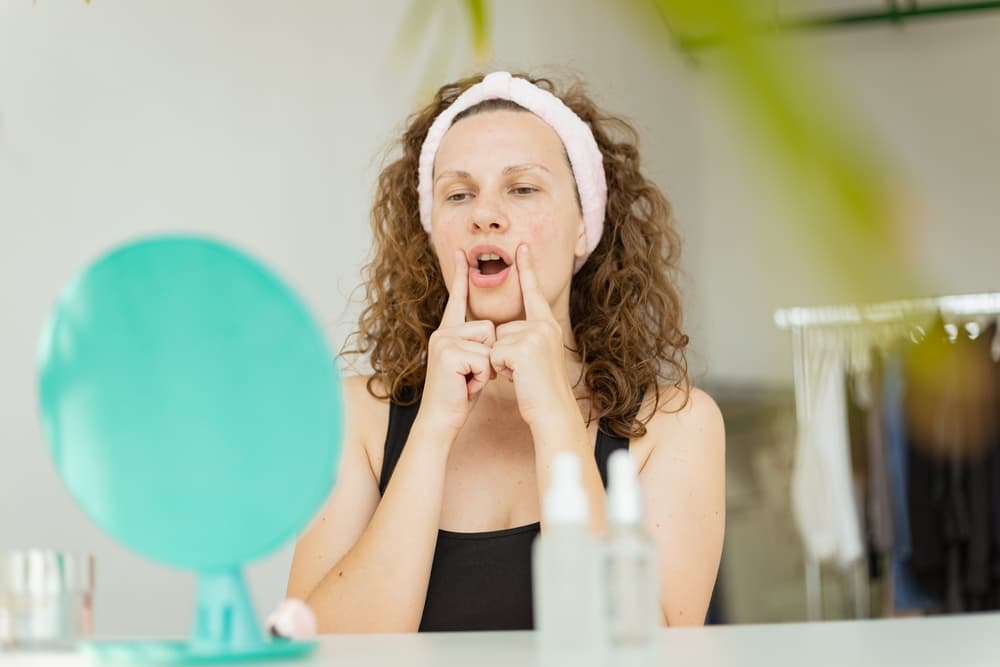 Disminuye los cachetitos con 5 ejercicios simples que harán que tu cara se vea más delgada