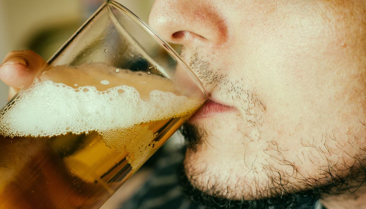 Si tu cara se pone roja al beber alcohol podría tratarse de una falla en tu genética: expertos