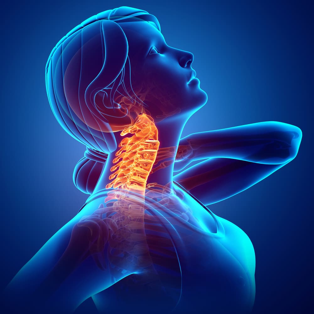 Una mujer sufre un ACV luego de sonar su cuello: ¿el riesgo es real?