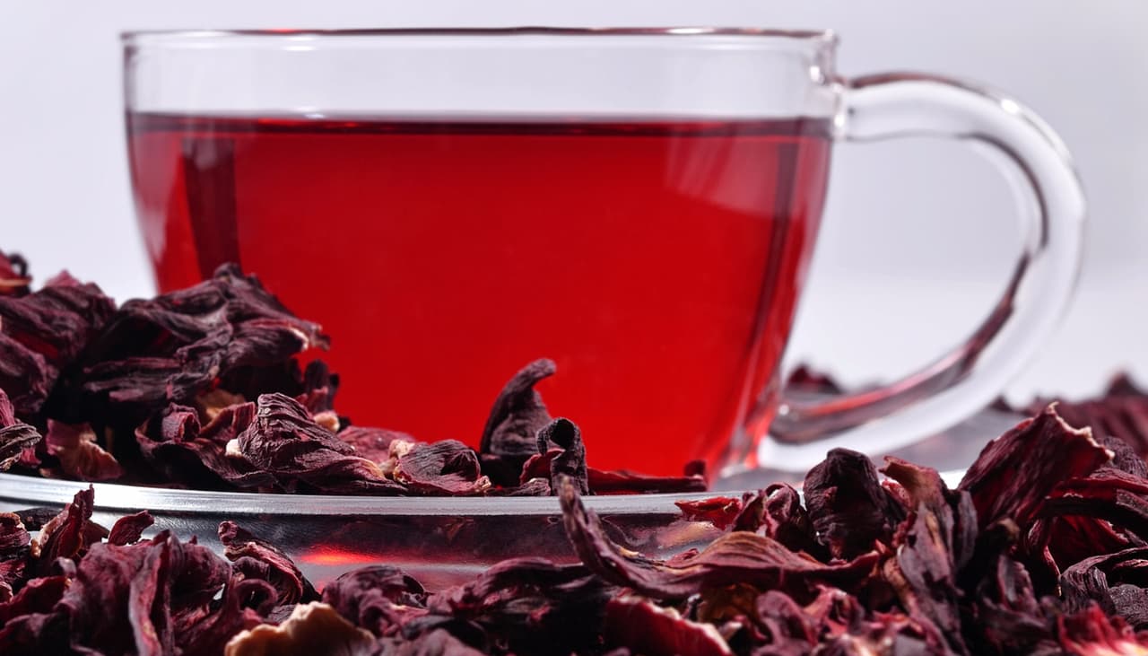 Una experta enseña cómo hacer que el té de jamaica sea aún más adelgazante: desinflama mucho