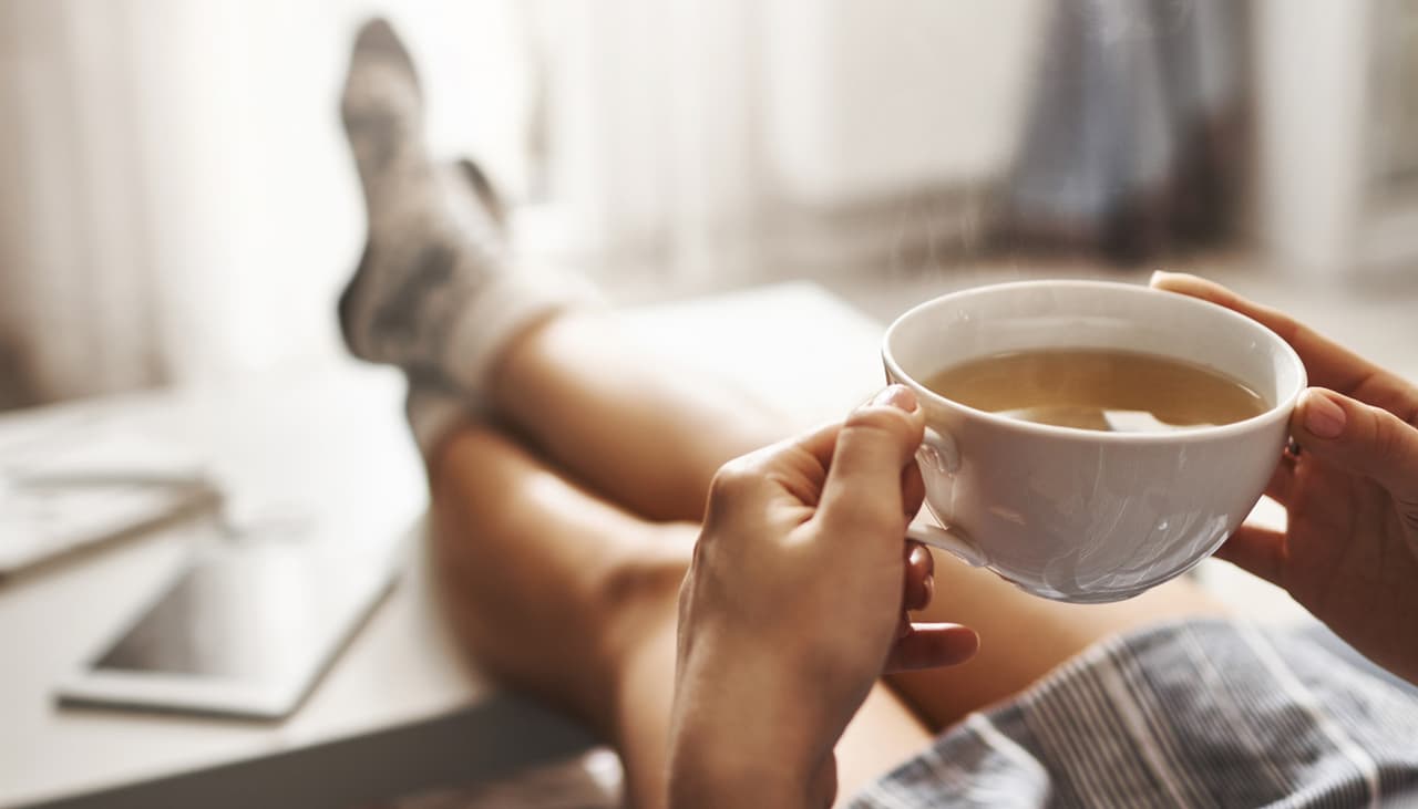 Hay un té que ayuda a dormir mejor y reducir la ansiedad: nutrióloga compartió la receta