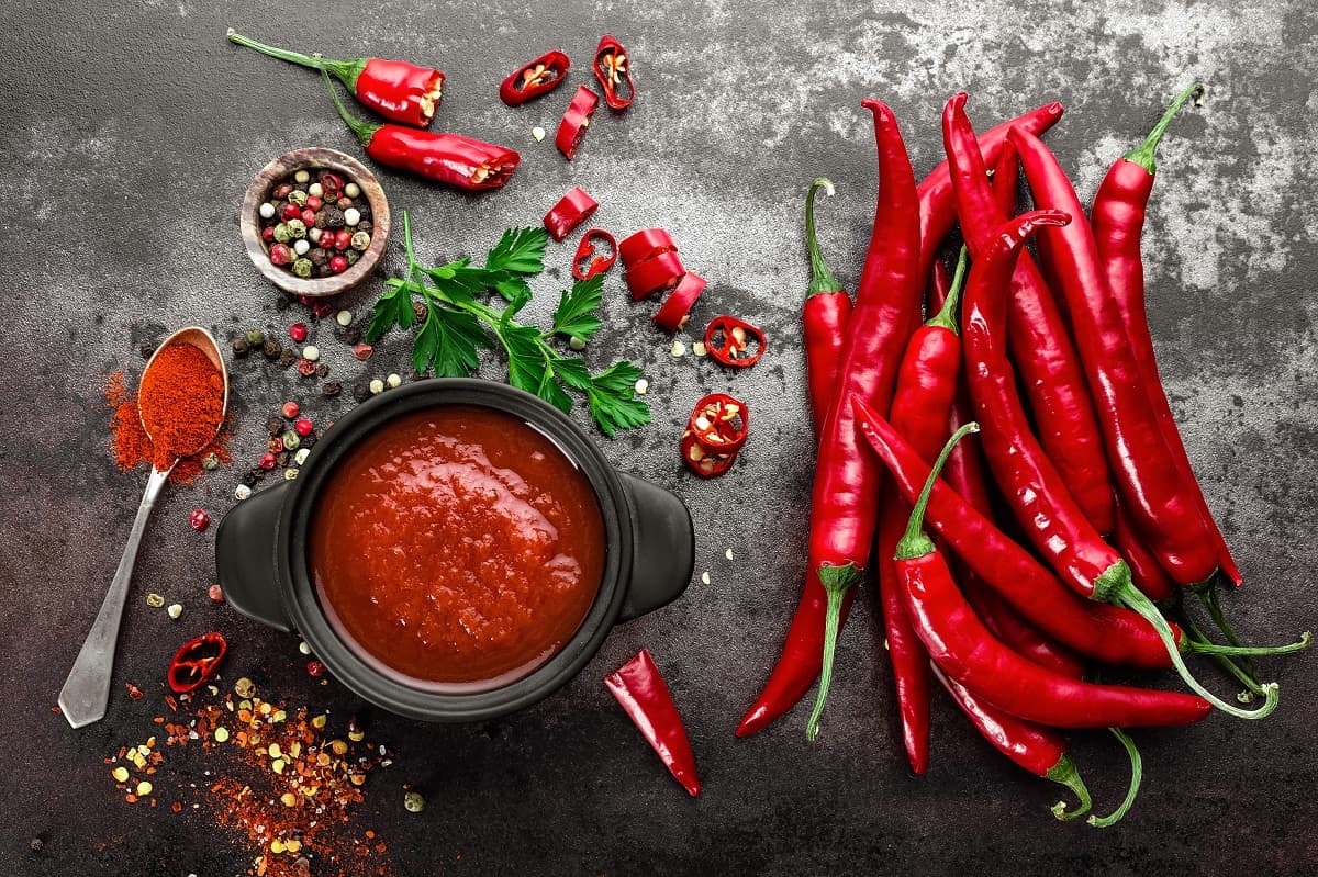 Si eres de los que pide salsa de la que pica vivirás más, la ciencia explica por qué