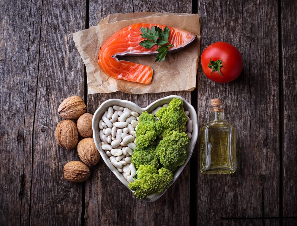 <b>Descuidas la ingesta de fibras solubles</b>. Las fibras solubles, como la avena, las legumbres y muchas frutas y verduras, pueden ayudar a reducir los niveles de colesterol “malo” en sangre.