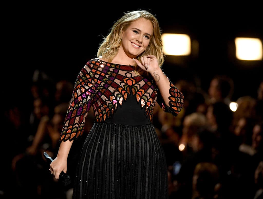 Adele reaparece con un look cómodo y elegante de leggings: ideal para estilizar las piernas