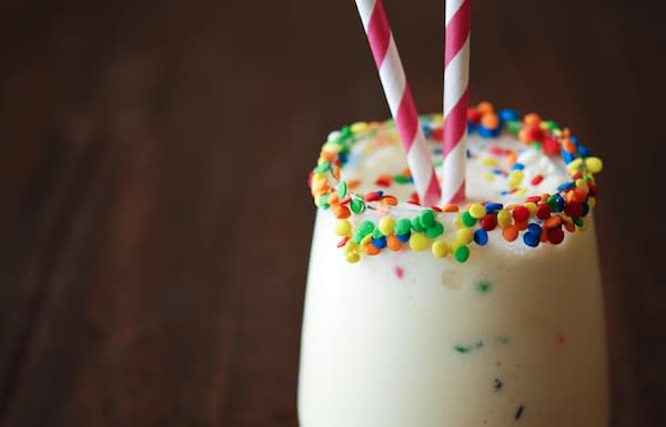 ¡Este milkshake de masa de bizcocho con 3 ingredientes necesita ser probado!