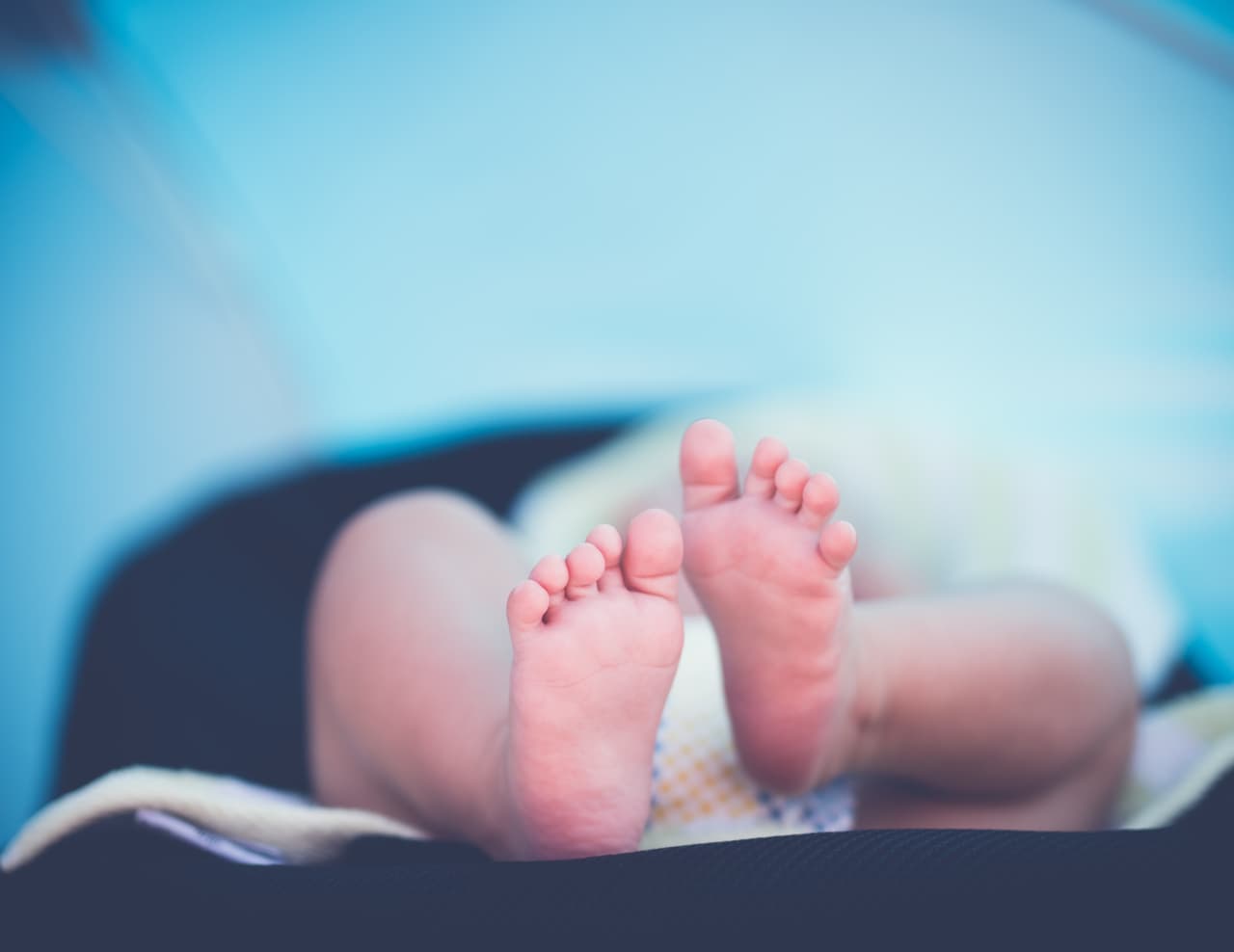 Si le pones zapatos a tu bebé le causarás un problema en sus uñas: especialistas explican