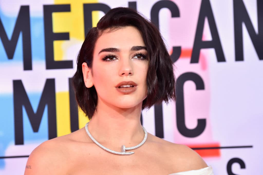 Dua Lipa se convirtió en una hermosa Barbie en su debut en la pasarela: cautivó con su belleza