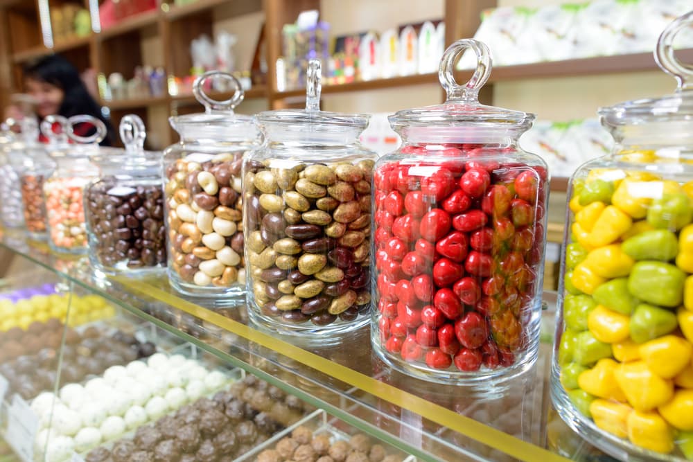 <b>Comes muchos dulces.</b> El azúcar contribuye a aumentar los niveles de colesterol “malo” (LDL) y hacer descender los del "bueno" (HDL), además de aumentar los niveles de triglicéridos. Simplificando mucho, el principal problema no es el colesterol que está en la comida. La mayoría del colesterol que circula por el cuerpo lo fabrica el propio cuerpo. Así que lo más importante es eliminar comidas que empujan al cuerpo a crear colesterol. 
<a href="https://www.univision.com/noticias/salud/buscas-un-desafio-para-2020-reduce-el-consumo-de-azucar">El azúcar es el número uno</a>. No solo dulces, sino otros alimentos elaborados con granos refinados como pan o arroz blanco o pasta. El azúcar que ocurre naturalmente, como el de las frutas enteras, tiene un efecto muy diferente. 
<br>
<br>Asimismo, el consumo elevado de azúcar también se relaciona con un bajo nivel del colesterol “bueno” y altos niveles de triglicéridos, grasas procedentes de los alimentos que ingerimos y que son transportadas por la sangre. El exceso de calorías, alcohol o azúcar en el organismo 
<a href="https://my.clevelandclinic.org/health/articles/17583-triglycerides--heart-health">se convierte en triglicéridos </a>y se almacena en las células grasas de todo el cuerpo.
<br>