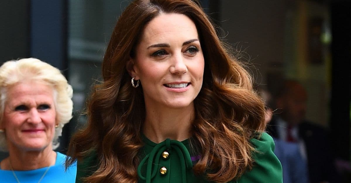 El bolso beige de Kate Middleton que te hará lucir como princesa y podrás llevar al trabajo