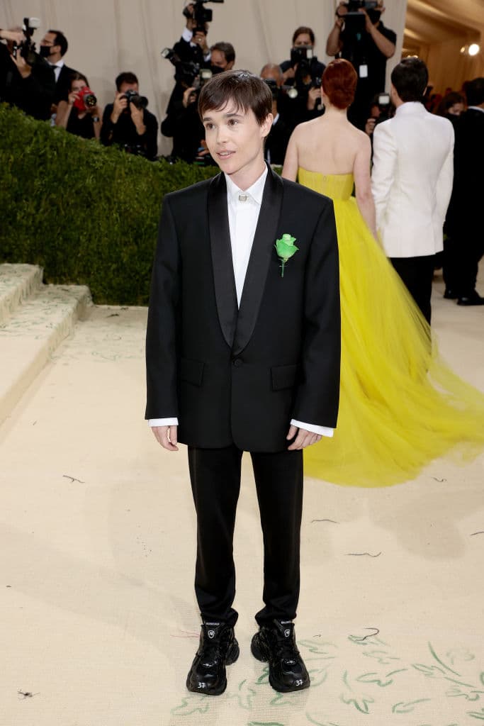 Elliot Page acudió renovado a la MET Gala: su 1era alfombra roja como hombre trans