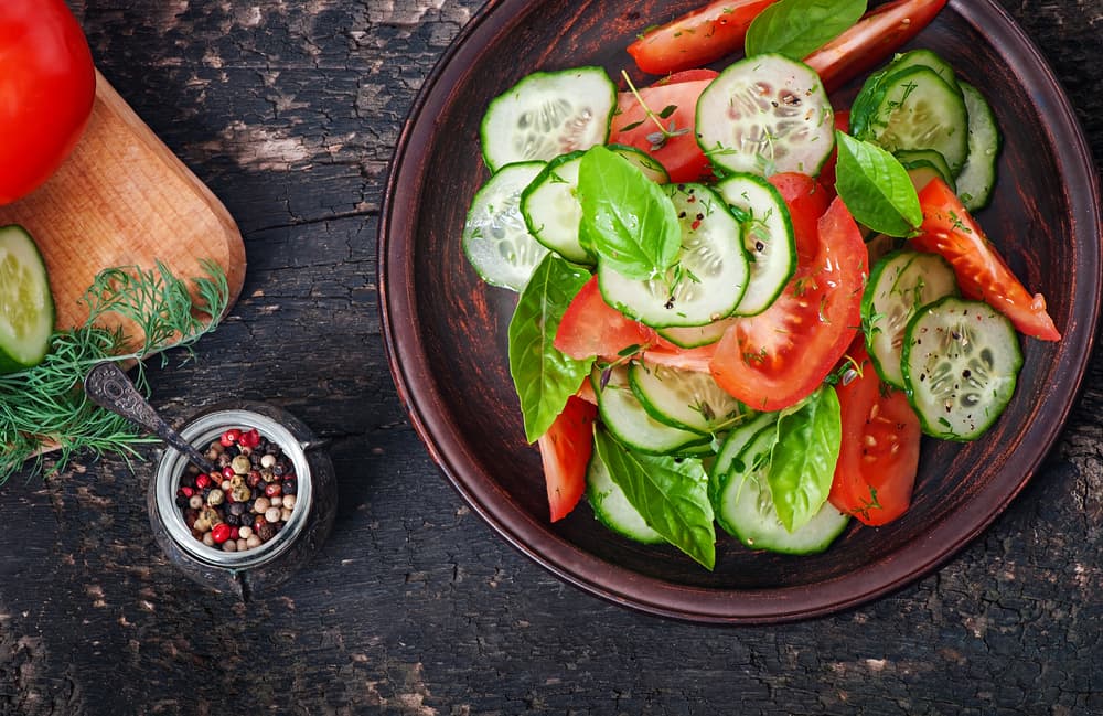 Lo más recomendable es consumir alimentos frescos, como 
<b>frutas y verduras</b> crudas, los cuales te ayudarán a sentirte ligero y más fresco durante el calor. Además, recuerda 
<b>manterte bien hidratado</b> con un galón de agua al día.