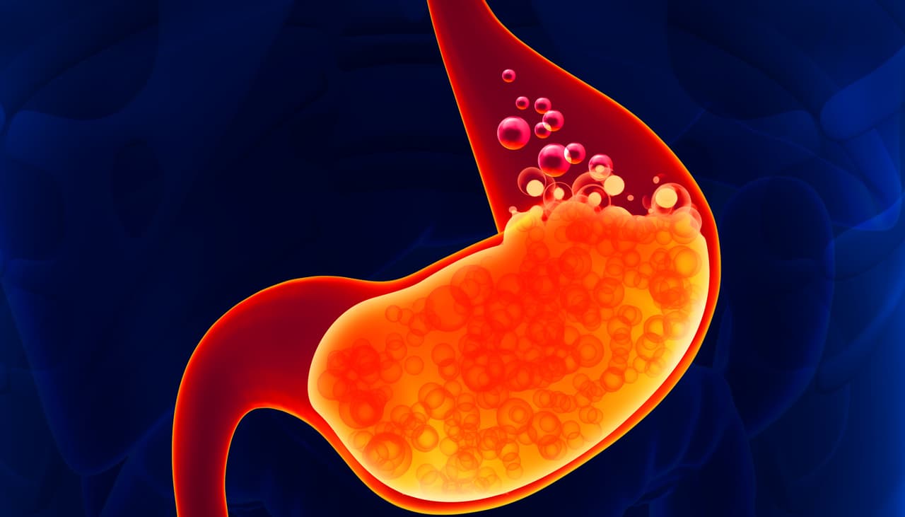 El omeprazol puede causar dolor abdominal: conoce todos sus efectos secundarios