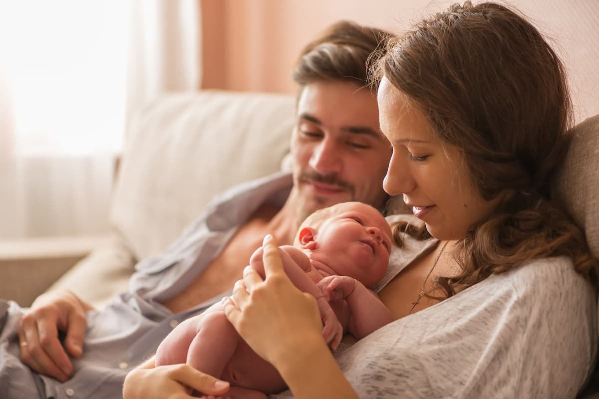 8 razones por las que tu bebé despierta llorando: no siempre es por hambre