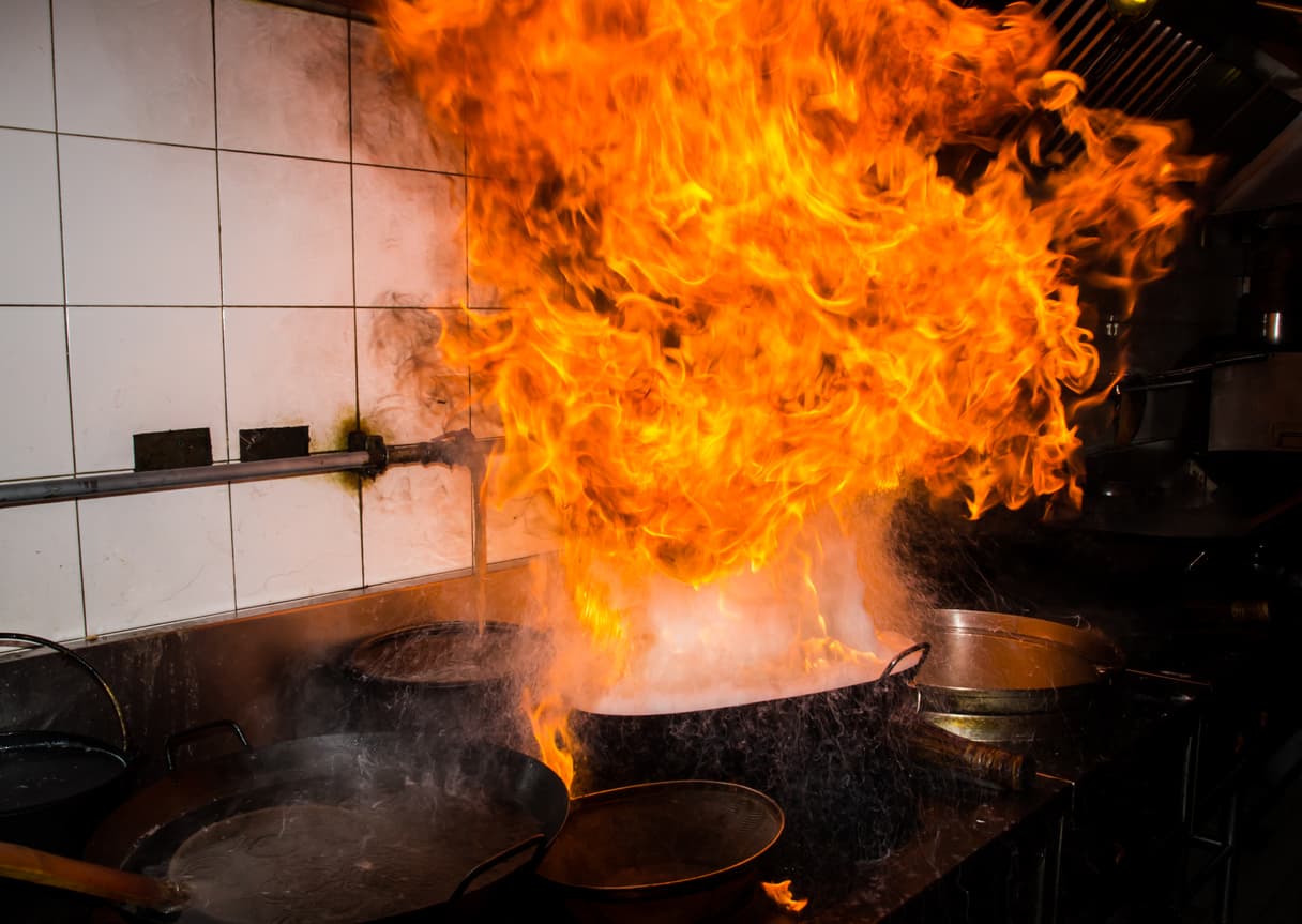 Mientras se esté cocinando hay que quedarse ahí. Según los bomberos de Nueva York, 
<b>1 de cada 3 incendios ocurren por comida que se dejó desatendida</b> en la estufa.