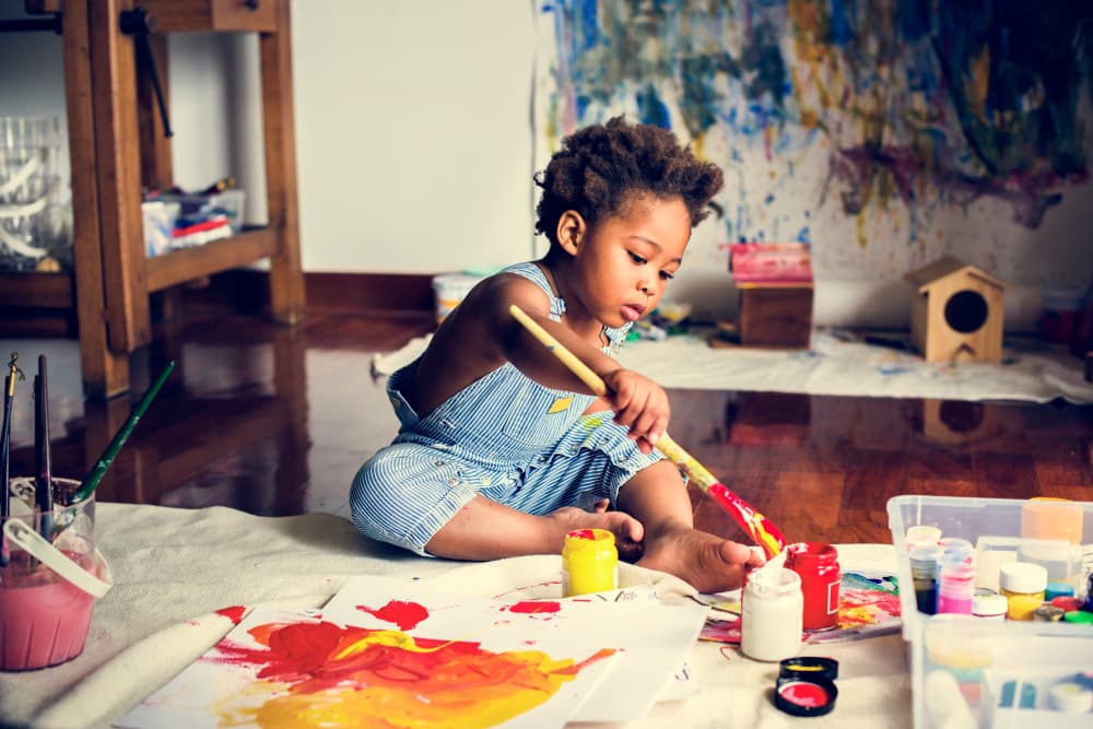 Tu mini Picasso estará feliz: hacks para que tu hijo se divierta pintando sin convertir tu casa en un caos