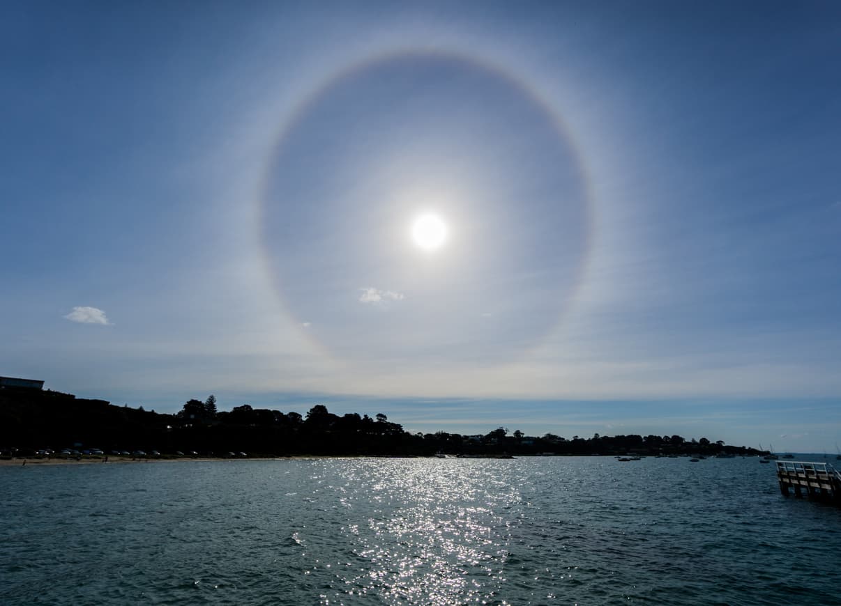Por el contrario, esos cristales de lluvia se quedan suspendidos y al reflejarse con los rayos del sol hace que se aprecie un halo alrededor de él.