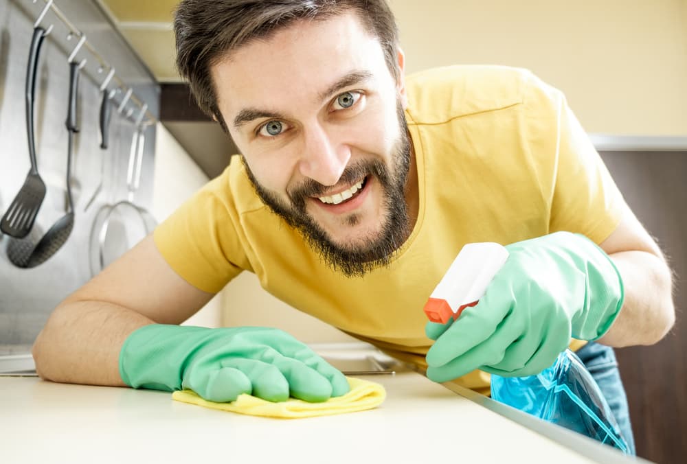 ¿Te gusta cocinar y limpiar la casa? Podrías ser un hombre con suerte en el amor