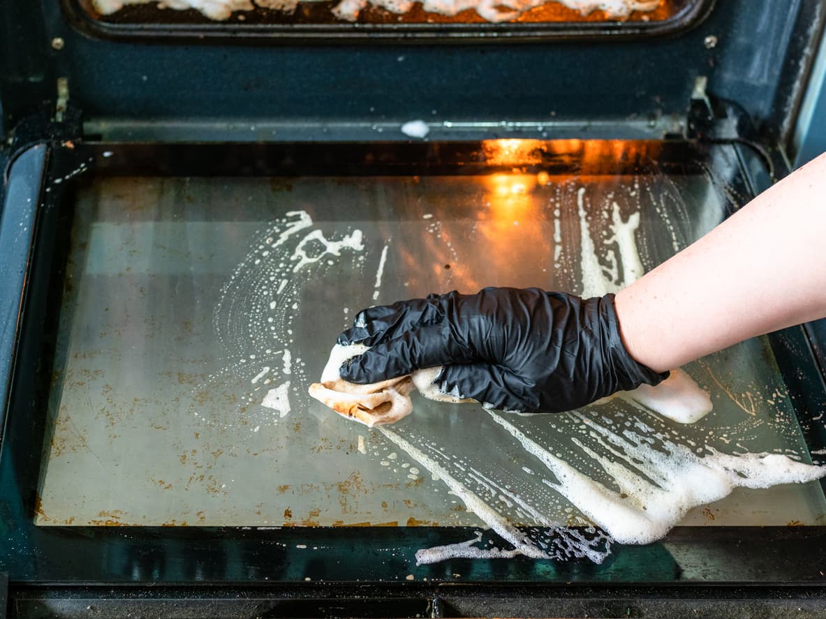 Vinagre blanco y otros trucos caseros para dejar como nuevo el horno de la estufa