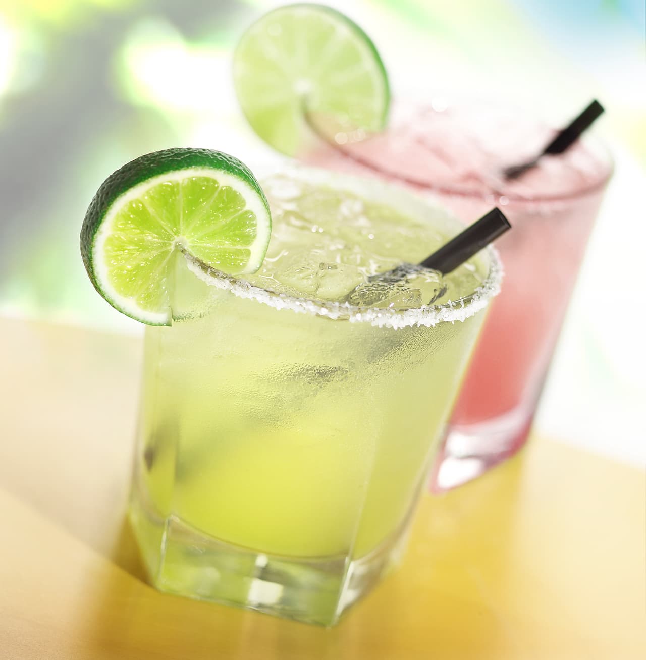 Spritzer de fresa y albahaca y más: te enseñamos a preparar un cóctel para cada estación  