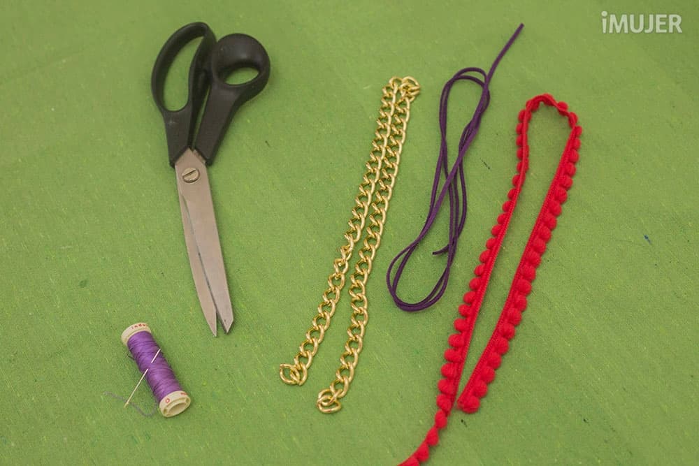 Fácil idea para estar a la moda con un collar de bolas de fieltro