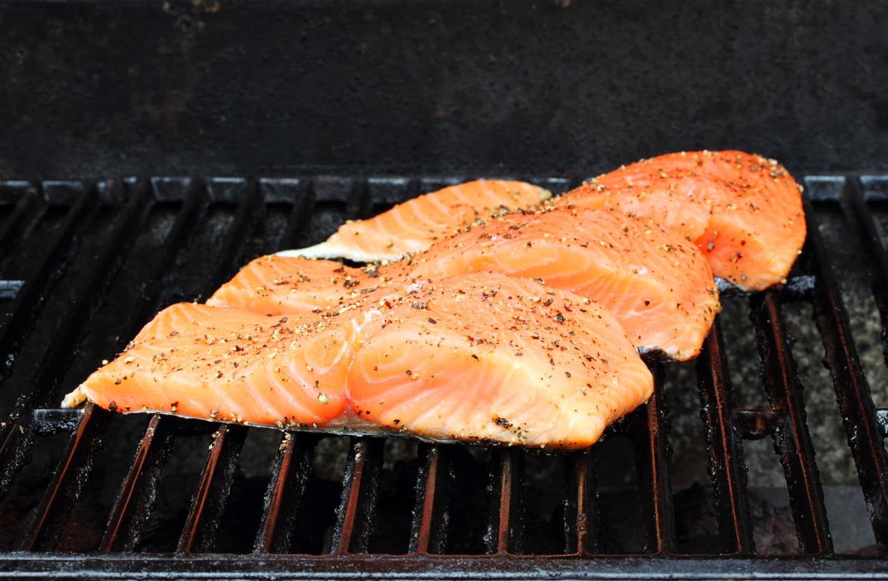 Delicioso salmón a la parrilla al estilo cubano