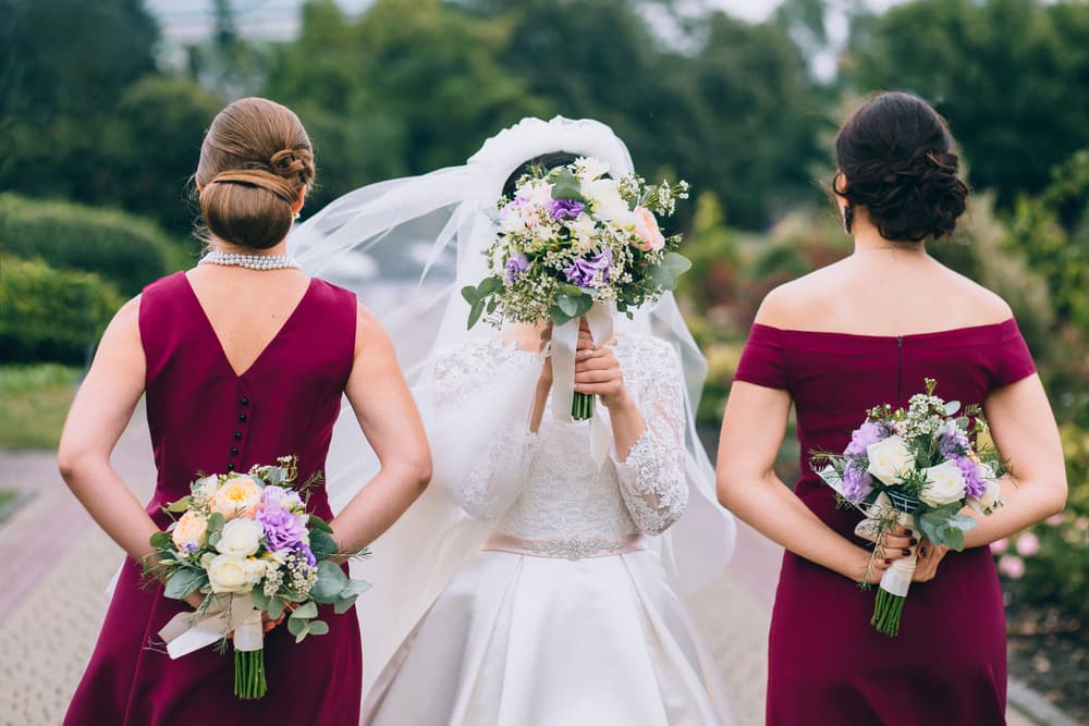 ¿Por qué se lanza el ramo en las bodas? Era una forma de proteger a la novia