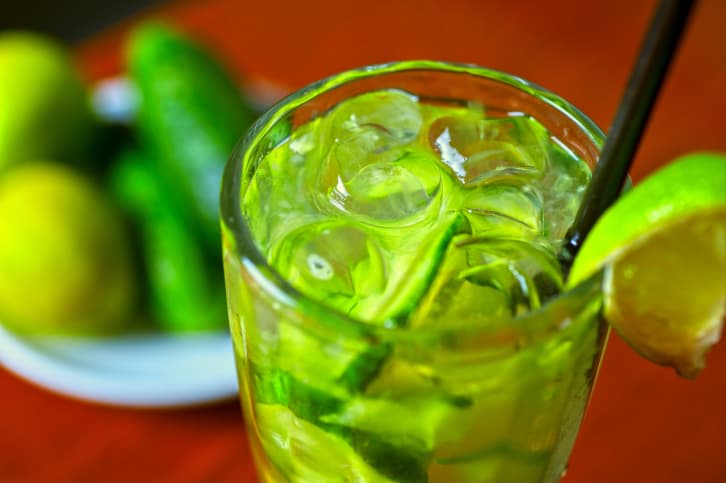 Aguas saborizadas frutales: 5 deliciosas ideas para desintoxicarte y acelerar el metabolismo 