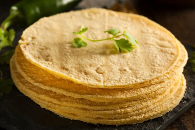 Pastel de pollo con salsa cremosa de cilantro y queso