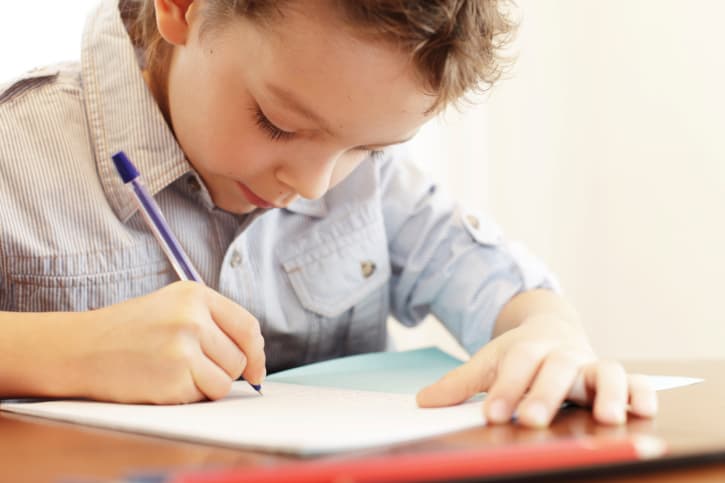 ¿Tu hijo es muy distraído e hiperactivo? Enséñale a tener atención plena, te decimos cómo
