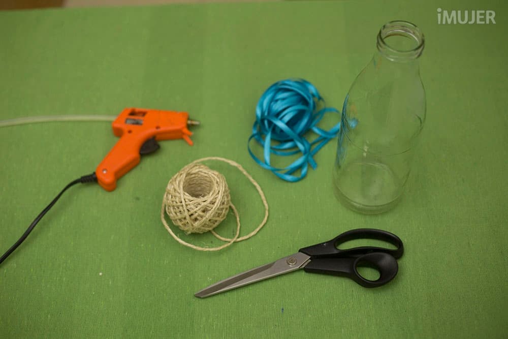 Descubre cómo reciclar una botella de vidrio para hacer un florero original