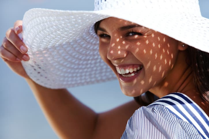 <b>Utilice Sombrero</b>
<br>Para obtener la mayor protección, use un sombrero que tenga un ala alrededor que le 
<b>dé sombra a la cara, las orejas y la nuca. </b>Una tela de tejido tupido, como la lona, funciona mejor para proteger la piel de los rayos UV. Evite los sombreros de paja.
