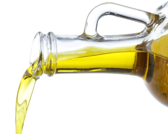 La forma correcta de desechar el aceite de cocina usado cuando no lo puedes reciclar