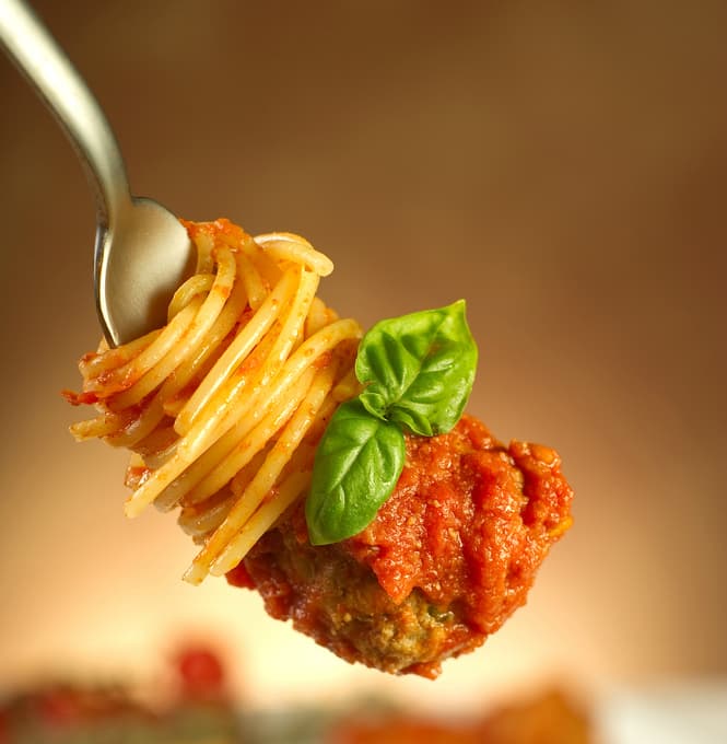 ¡Deja de comer chatarra! Con esta deliciosa pasta con albóndigas sabrás lo que es una buena cena 