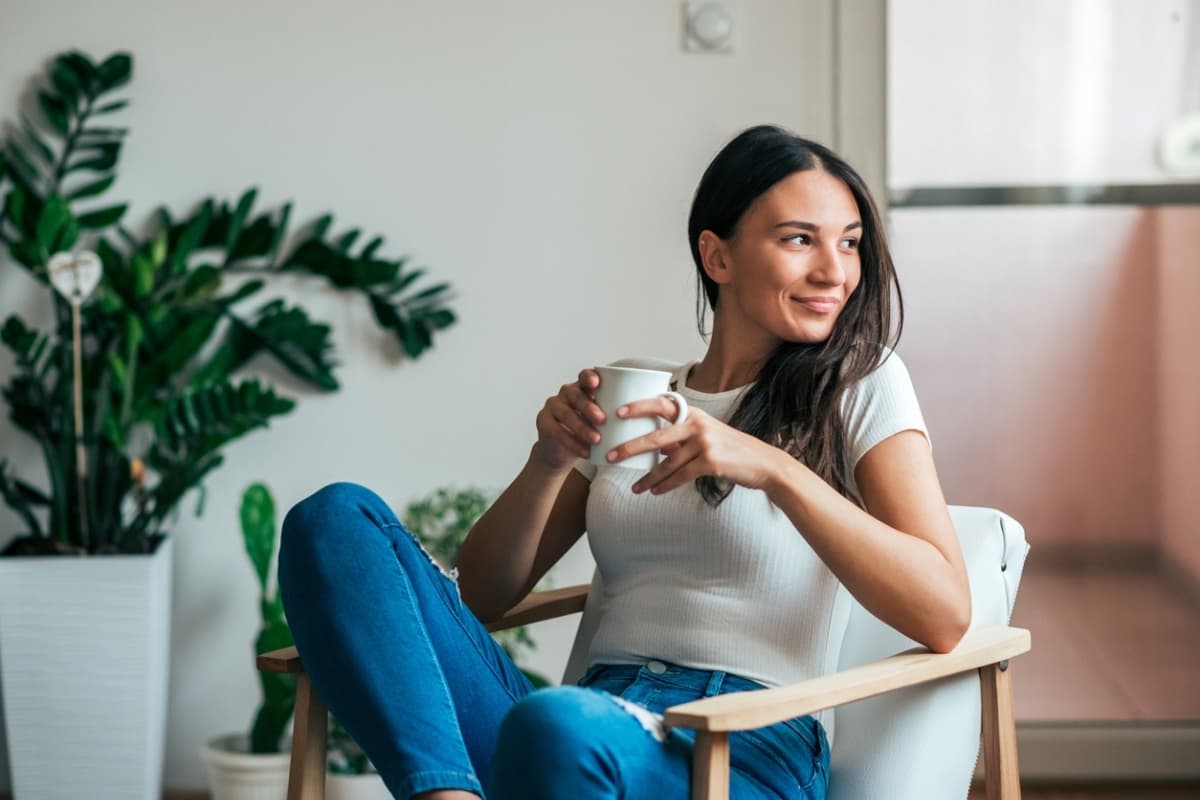 3 infusiones que sí o sí te ayudarán a relajarte después de un día pesado en el trabajo