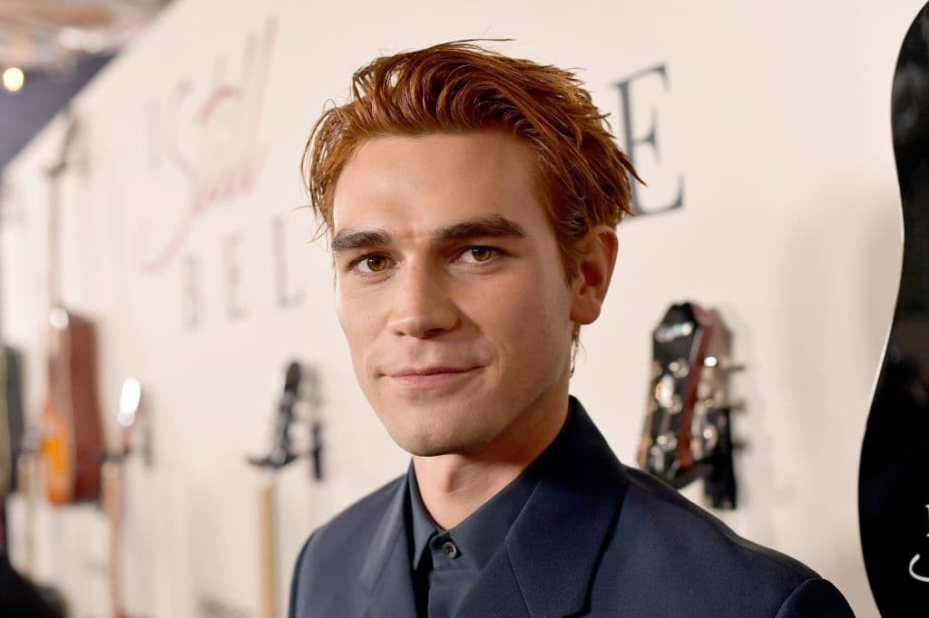 El actor de 'Riverdale', K.J Apa, mostró que toma leche materna en su café (video): ¿por?