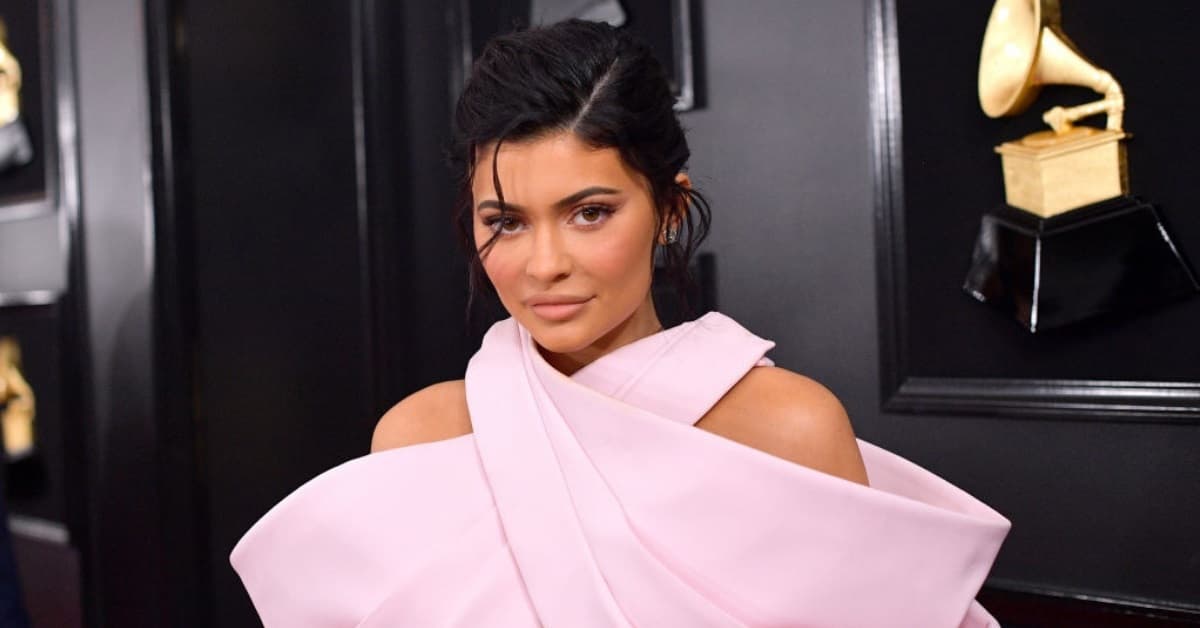 La hija de Kylie Jenner da sus primeros pasos llenos de glamour gracias a este costoso bolso