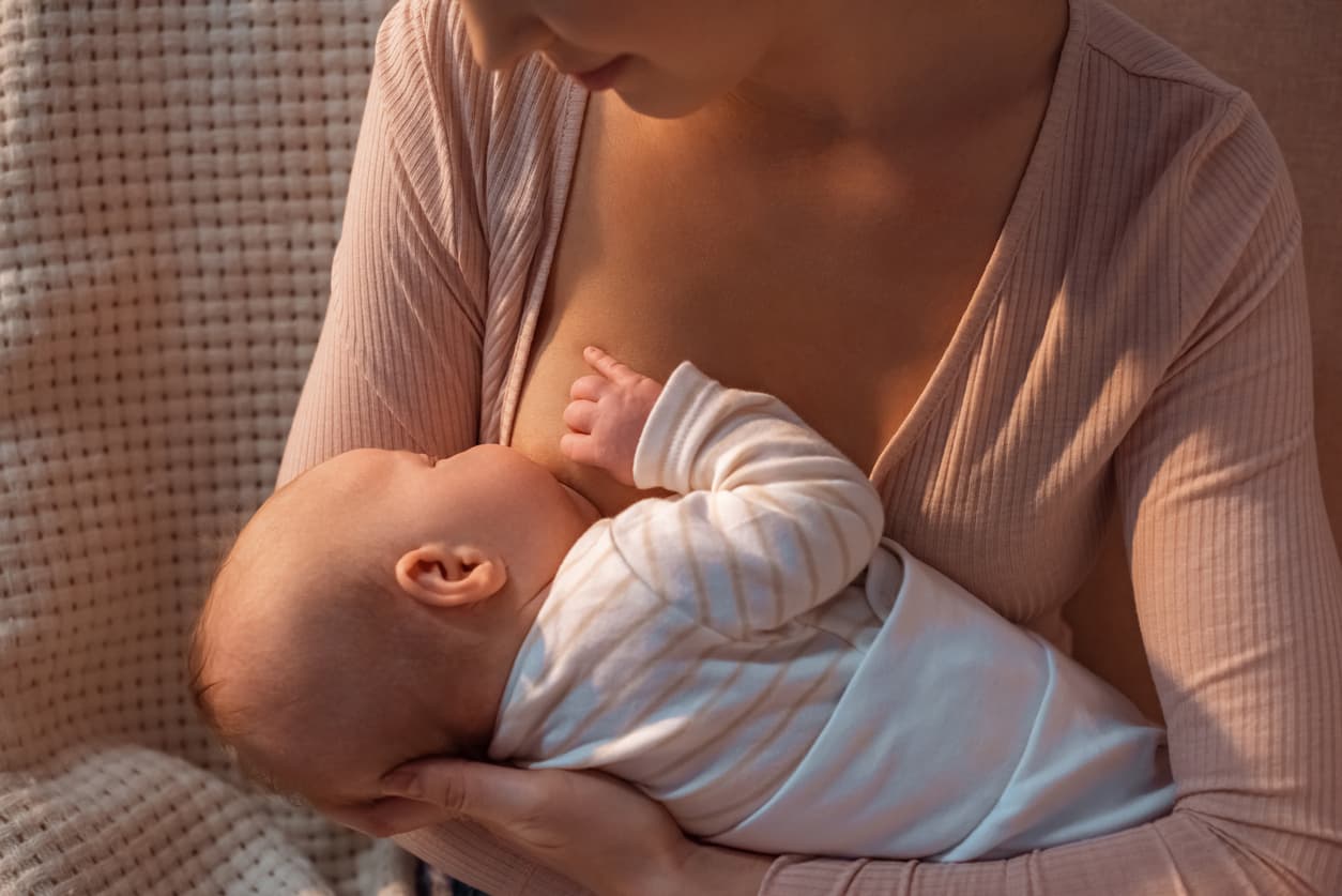 Tu bebé dormirá mejor si aplicas la lactancia nocturna: te explicamos sus beneficios