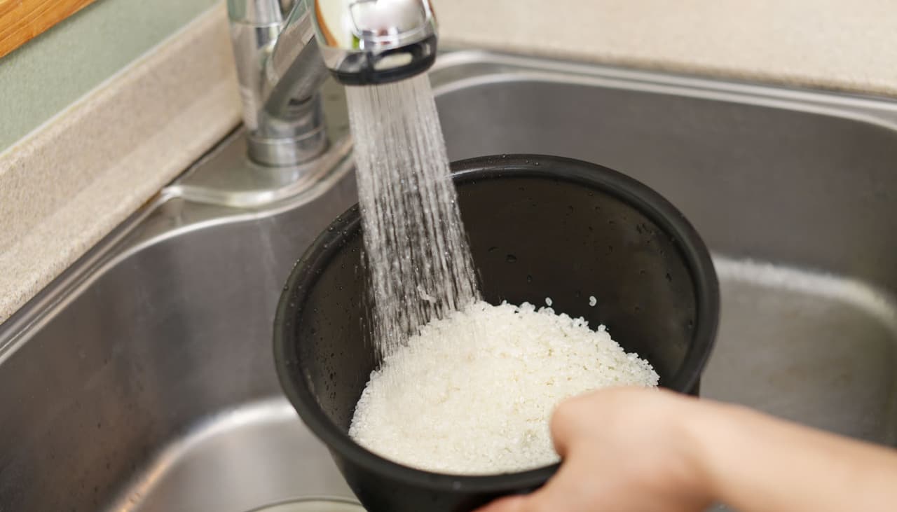 Lavar el arroz, guardar los huevos en la puerta del refrigerador y más errores que todos cometemos en la cocina