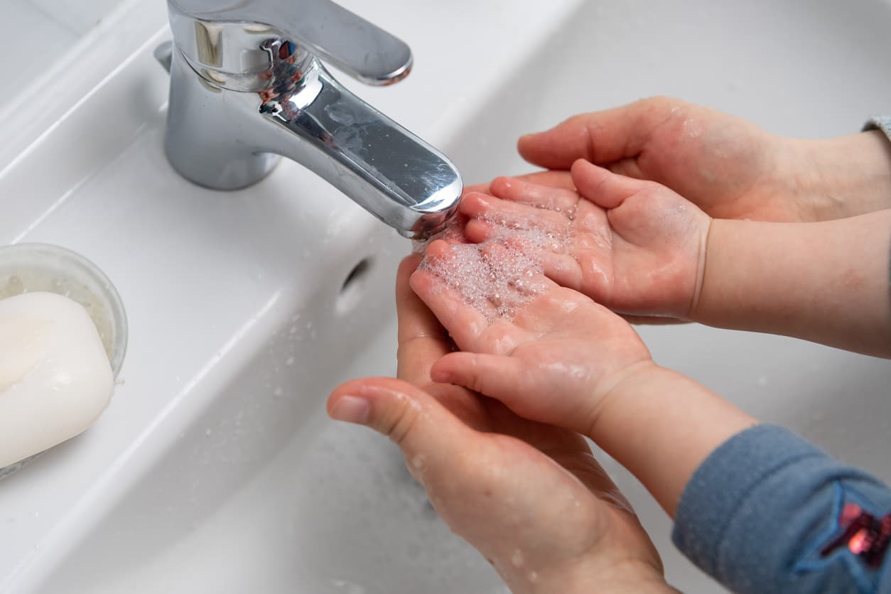 <b>Lavarse las manos con frecuencia</b>, con jabón y agua tibia, durante al menos 20 segundos, es uno de los métodos más sencillos y efectivos para prevenir enfermarse y propagar gérmenes.