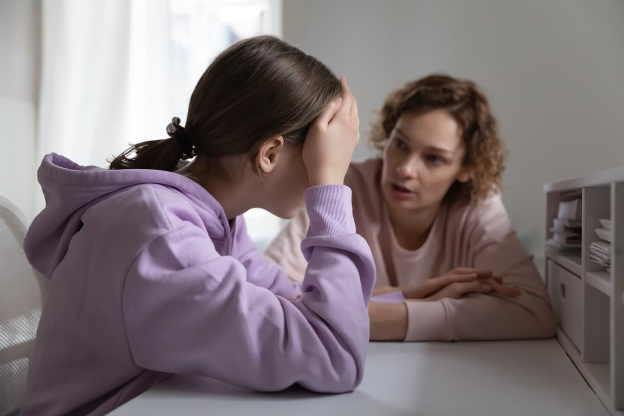 Hablar con tu hijo adolescente sin discutir es posible: consejos de expertos para comunicarse
