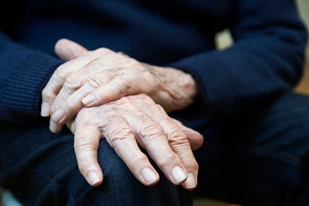 Conoce la iniciativa que ayuda a adultos mayores frente al coronavirus, te derretirá el corazón